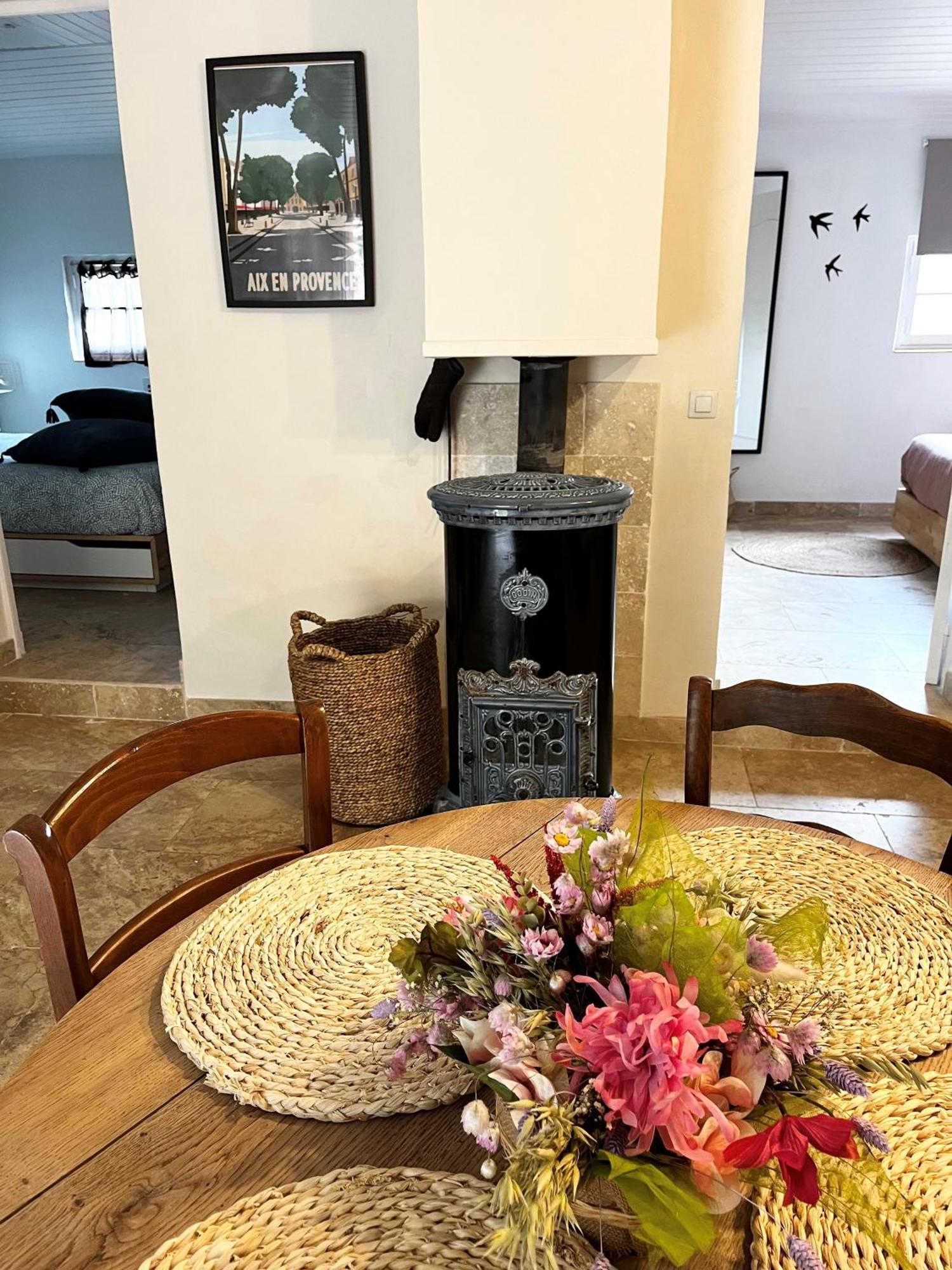 Maison Provencale Au Calme De La Campagne Avec Jacuzzi Aix-en-Provence Exteriör bild